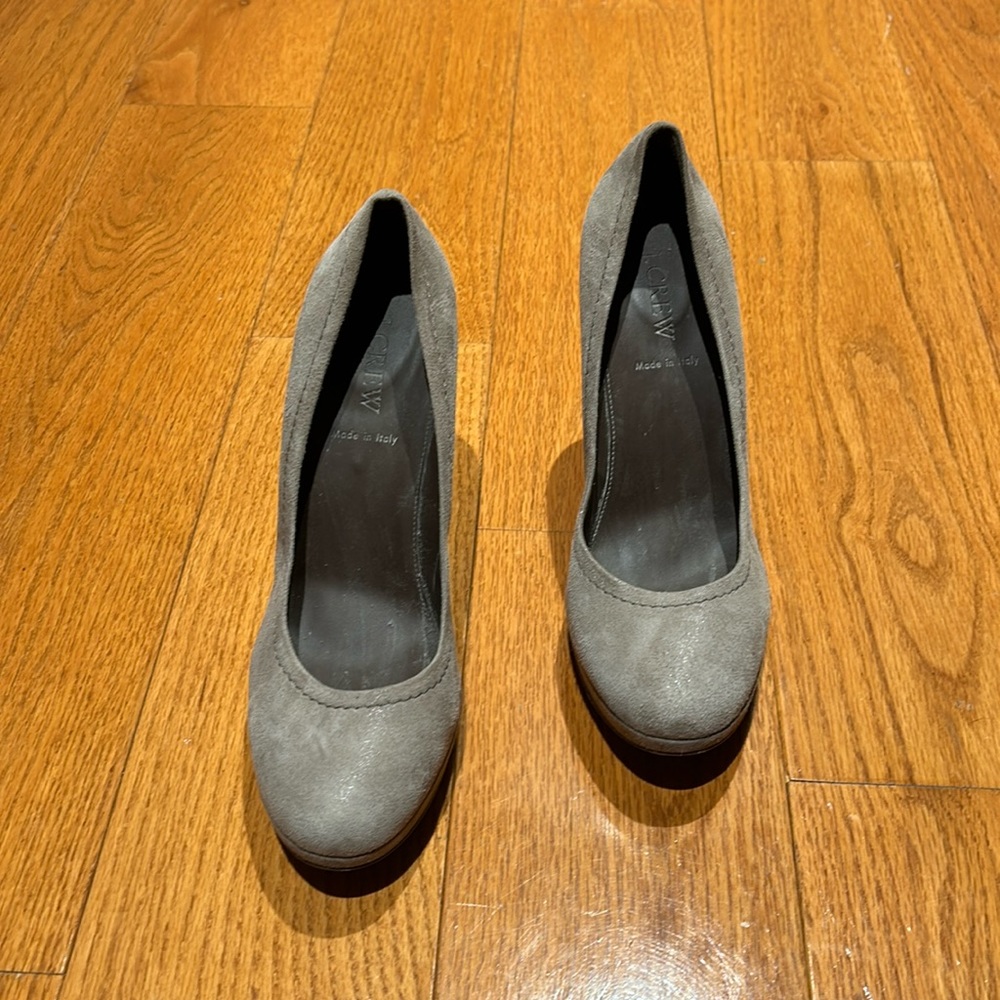 Grey suede heels with round toe